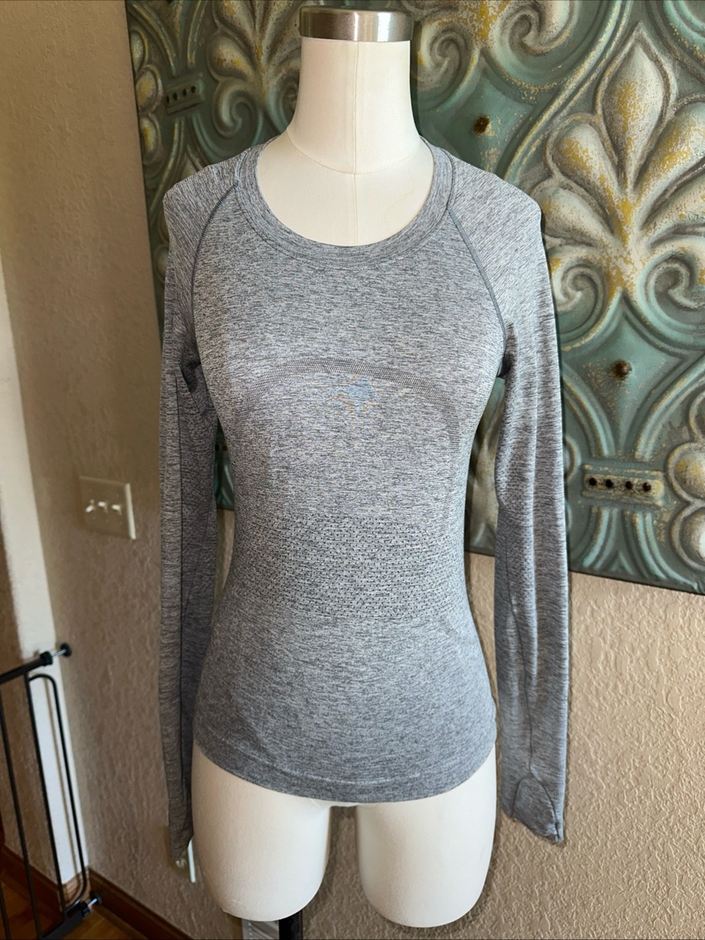 Lululemon Swiftly Tech Long Sleeve Crew Heathered Grey Size 4 race length